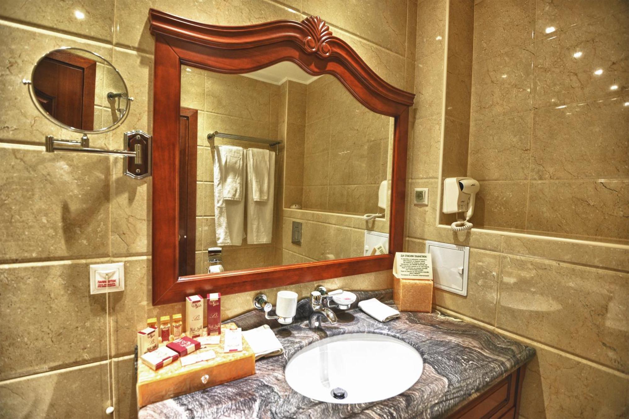 Park Hotel สตาราซาโกรา ภายนอก รูปภาพ Bathroom mirror